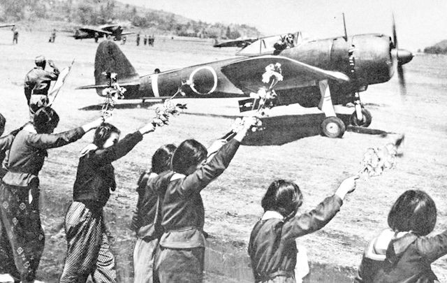 Des-lyceennes-saluent-decollage-kamikaze-Toshio-Anazawa-12-avril-1945-Chiran_0_730_405